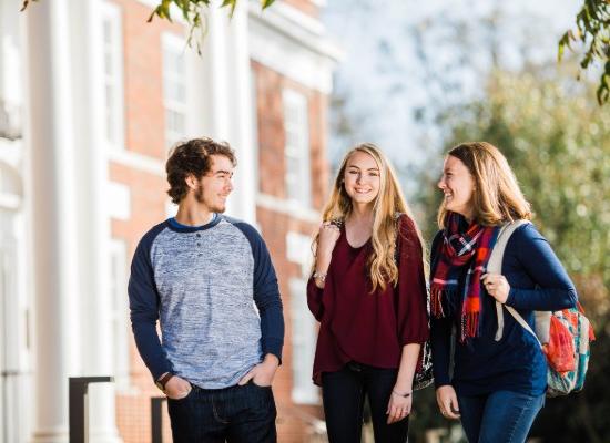 students walking and talking in front of the 博彩平台推荐 Newnan campus